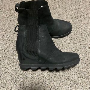 Like new Joan Of Arctic wedge in the color black